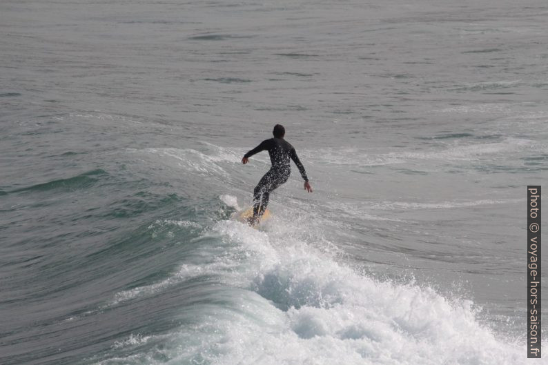 Un surfeur danse sur le haut de la vague. Photo © André M. Winter