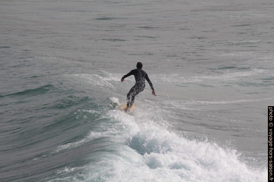 Un surfeur danse sur le haut de la vague. Photo © André M. Winter