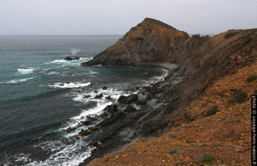 Une presqu'île sans nom au nord d'Arrifana. Photo © André M. Winter