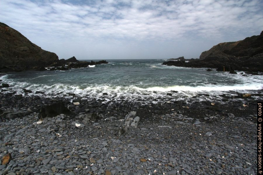 Plage de galets au nord de la Presqu'île d'Arrifana. Photo © André M. Winter