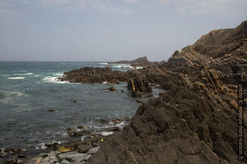 Mer calme mais remous autour des rochers. Photo © Alex Medwedeff