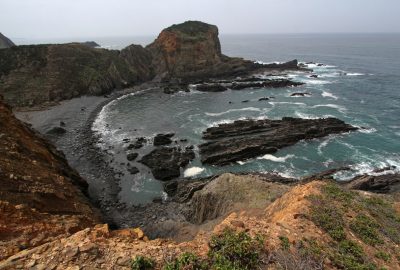 Baie du grand ravin au nord d'Arrifana. Photo © André M. Winter