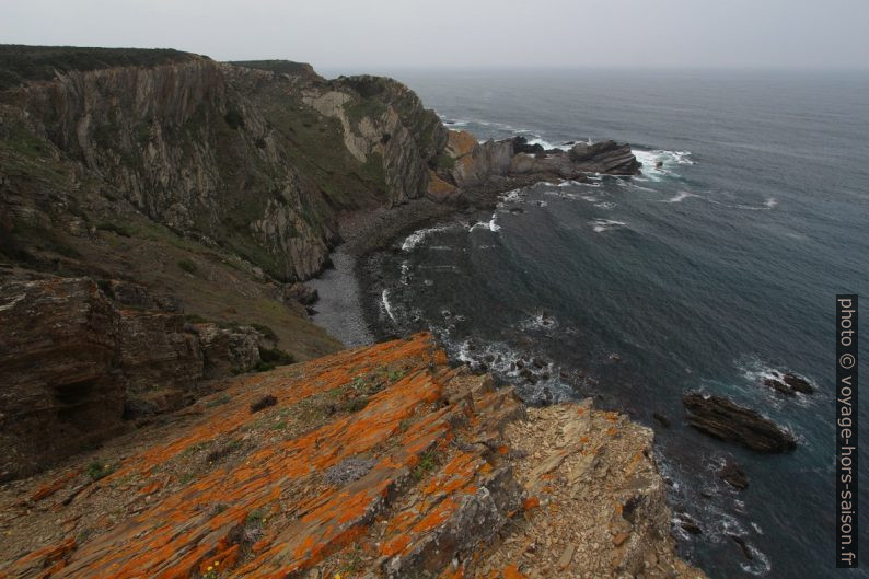 Vue retour vers la côte plus sombre. Photo © André M. Winter