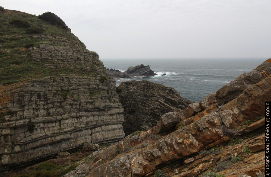 Falaises brisées sur le côte. Photo © André M. Winter