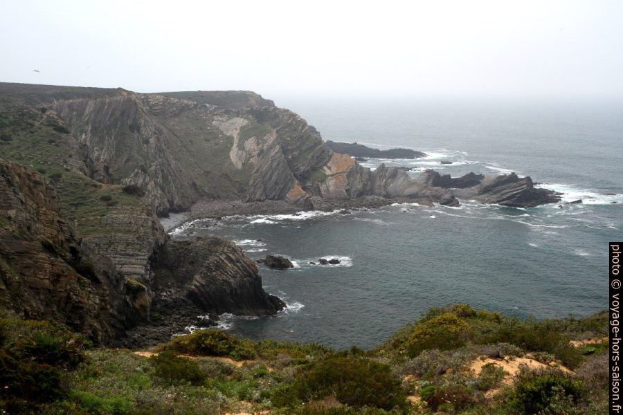 La baie au sud de la Presqu'île du Ribat da Arrifana. Photo © Alex Medwedeff