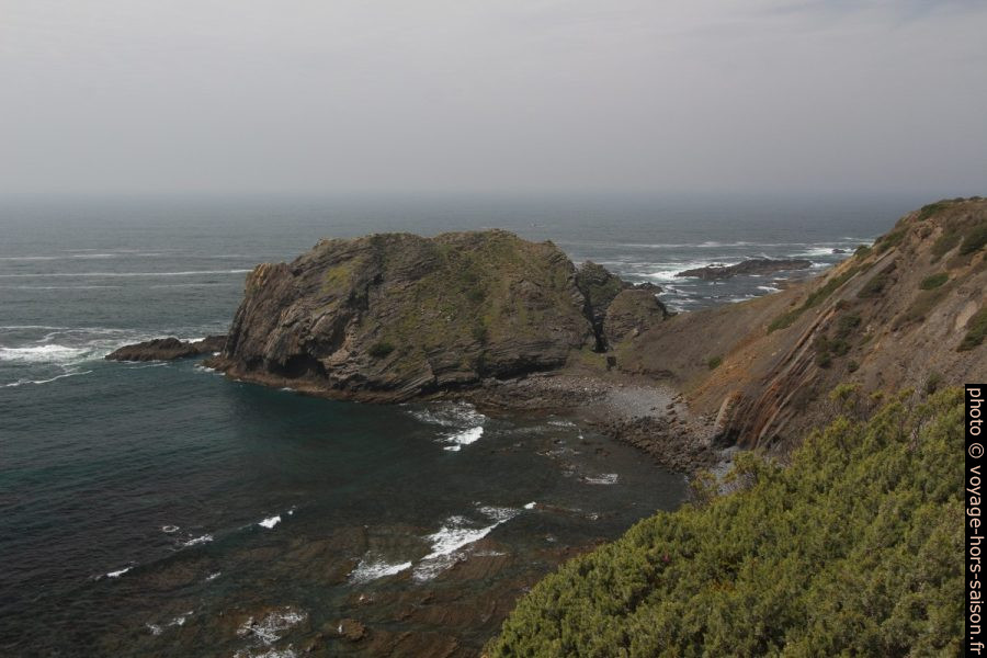 Une des presqu'îles au sud du Ribat da Arrifana. Photo © André M. Winter