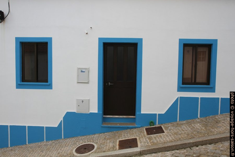 Maison blanche au bordures bleues dans la Rua Principal en pente. Photo © Alex Medwedeff