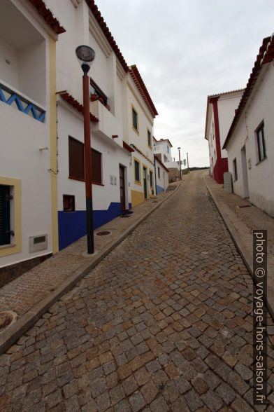 Rua Principal de Odeceixe-Mar en forte pente. Photo © André M. Winter