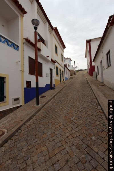 Rua Principal de Odeceixe-Mar en forte pente. Photo © André M. Winter