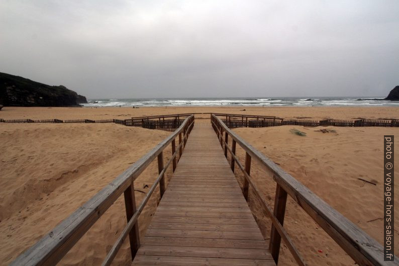 Chemin sur pilotis à la plage d'Odeceixe. Photo © André M. Winter