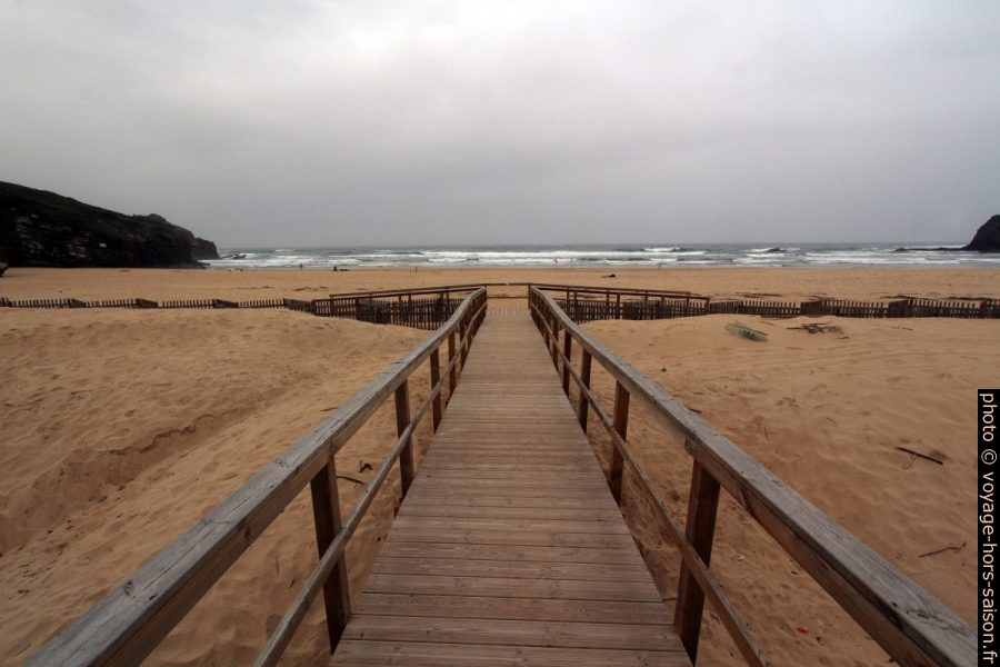 Chemin sur pilotis à la plage d'Odeceixe. Photo © André M. Winter
