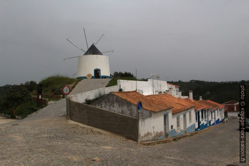 Petites maisons sous le moulin d'Odeceixe. Photo © André M. Winter