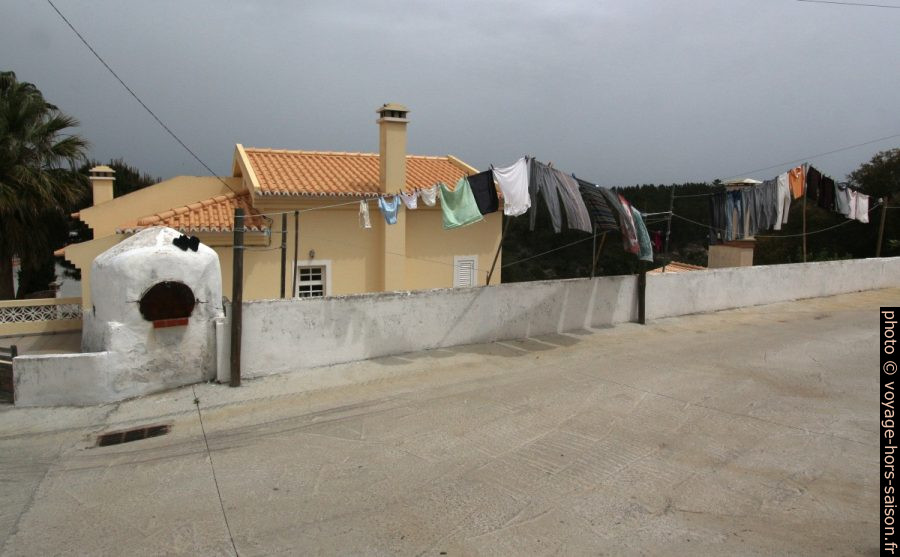 Four à pain et linge sur la rue. Photo © André M. Winter