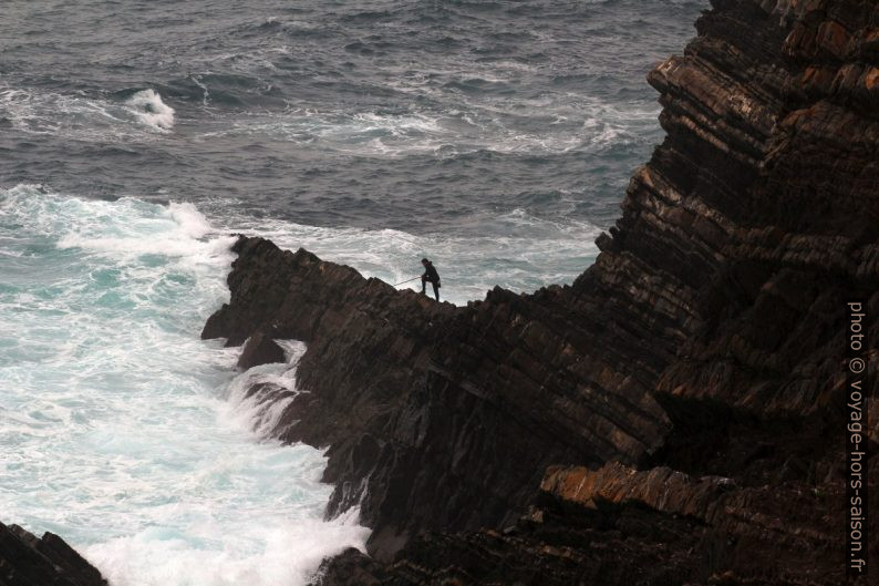 Pêcheur en combinaison de plongée au Cabo Sardão. Photo © André M. Winter