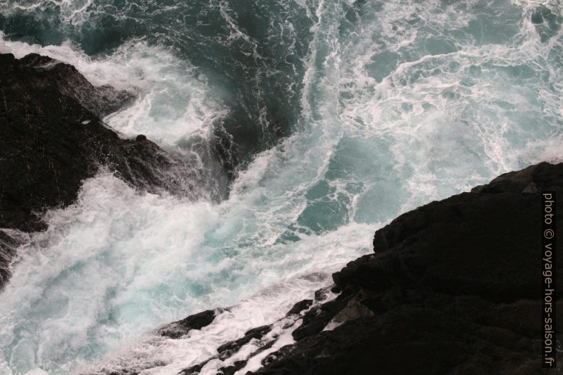 Une vague s'engouffre dans une faille rocheuse. Photo © André M. Winter