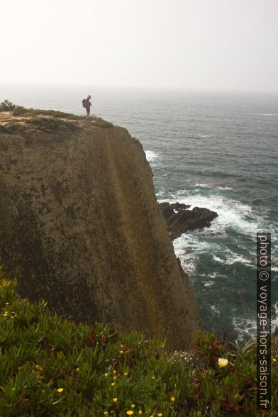 André photographie avec le téléobjectif au Cabo Sardão. Photo © Alex Medwedeff