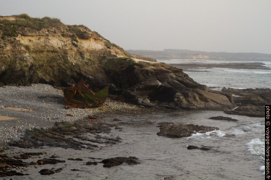 L'épave du Klemens sur la côte portugaise. Photo © Alex Medwedeff