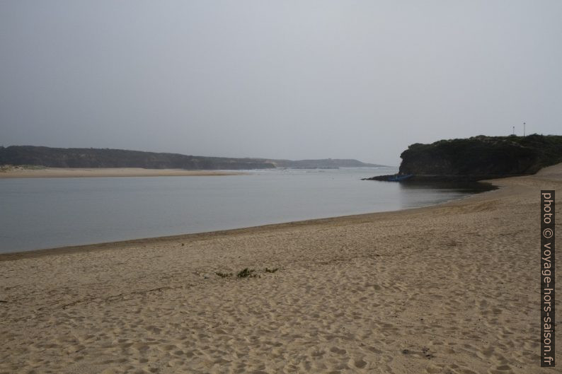 Praia da Franquia et l'estuaire du Rio Mira. Photo © Alex Medwedeff