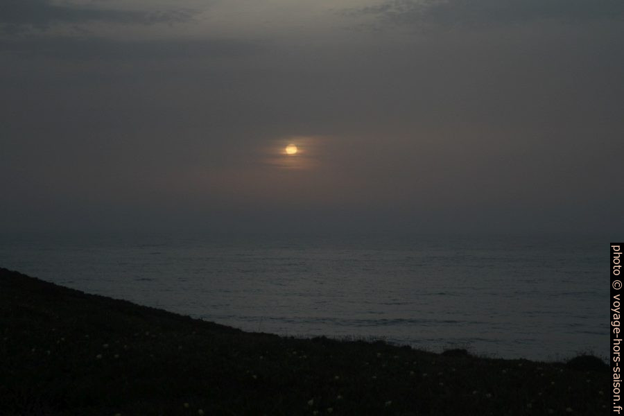 Coucher de soleil très voilé. Photo © Alex Medwedeff