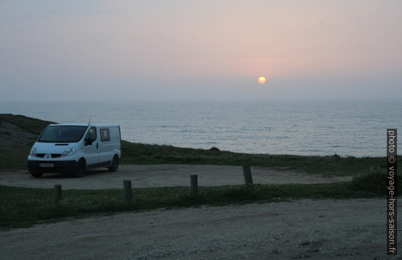 Notre trafic et le coucher du soleil. Photo © Alex Medwedeff