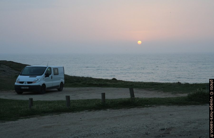 Notre trafic et le coucher du soleil. Photo © Alex Medwedeff