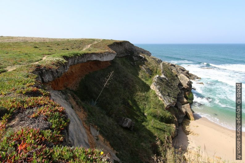 La couverture calcaire est érodée par le bas. Photo © André M. Winter