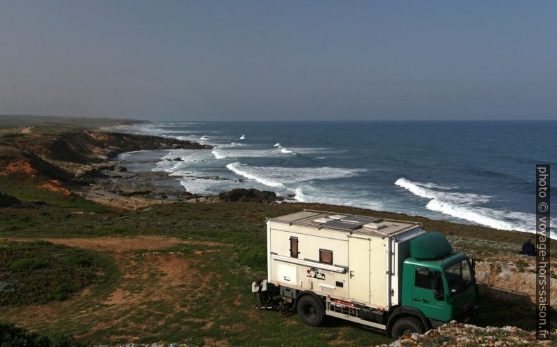 Un camping-car poids-lourd et l'Atlantique. Photo © André M. Winter