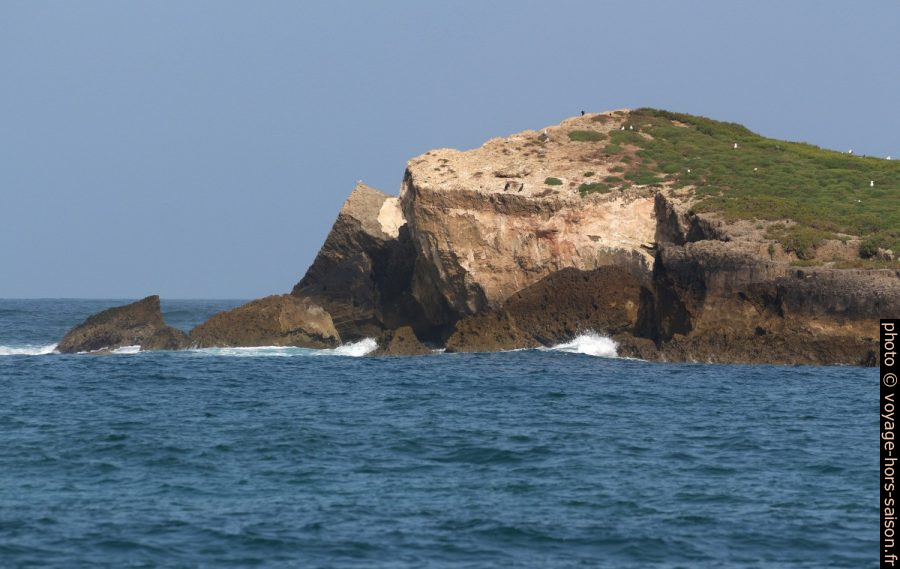 Falaises au sud de l'Île de do Pessegueiro. Photo © André M. Winter
