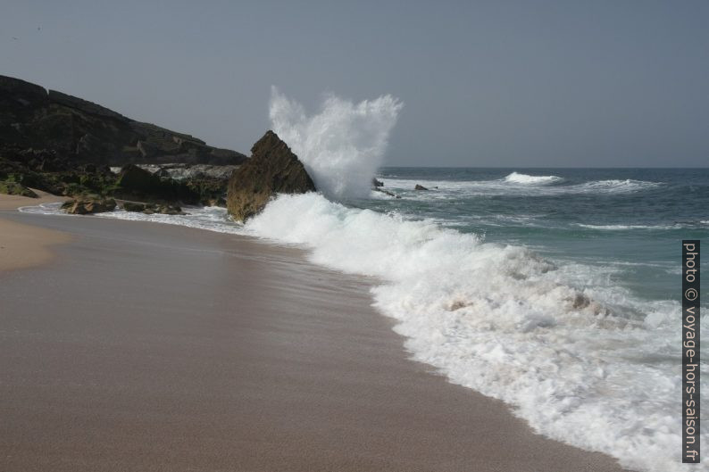 Une vague éclate contre un rocher. Photo © Alex Medwedeff