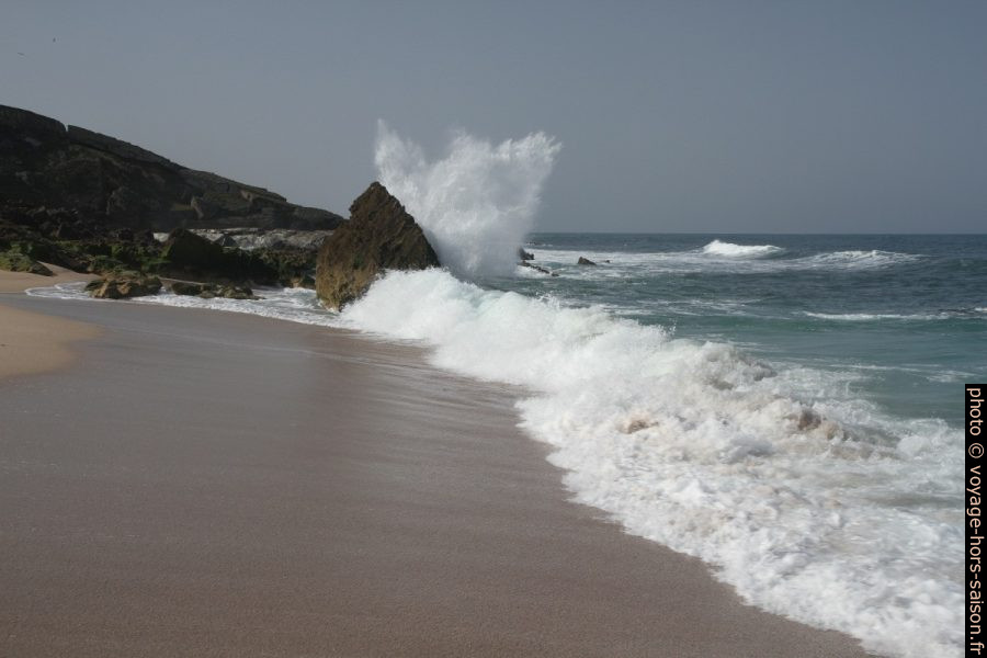 Une vague éclate contre un rocher. Photo © Alex Medwedeff