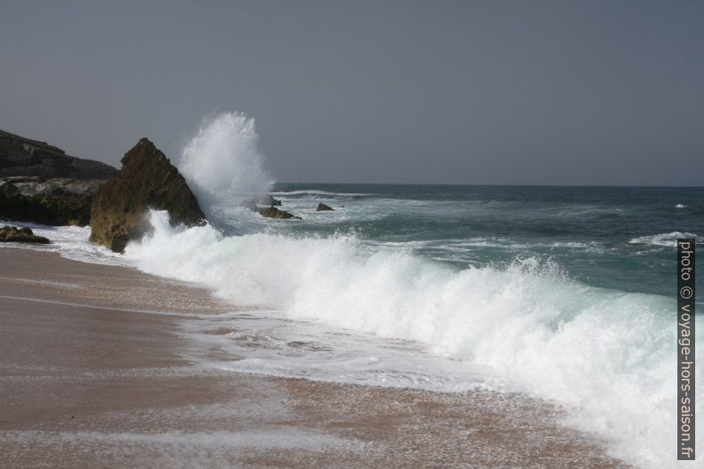Une vague éclate contre un rocher. Photo © Alex Medwedeff