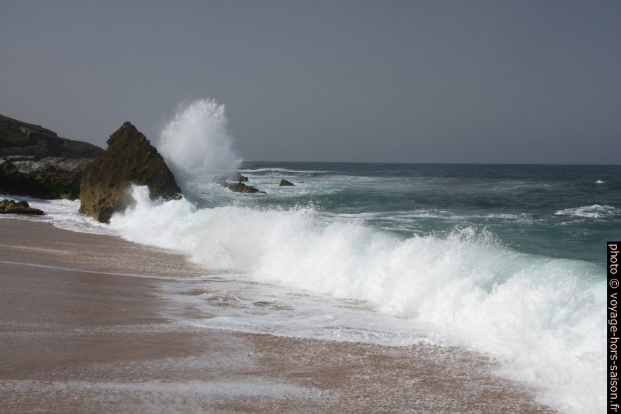 Une vague éclate contre un rocher. Photo © Alex Medwedeff