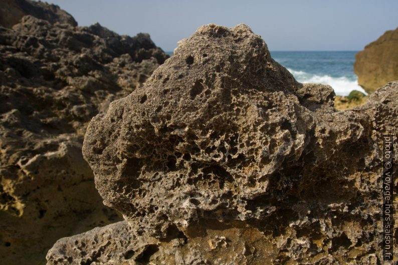 Rocher corrodé sur la plage. Photo © Alex Medwedeff