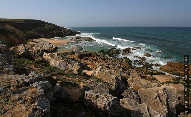 Plage directement sous le Fort de Pessegueiro. Photo © André M. Winter