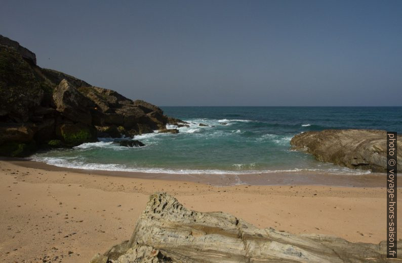 La plage directement sous le Forte Pessegueiro. Photo © Alex Medwedeff