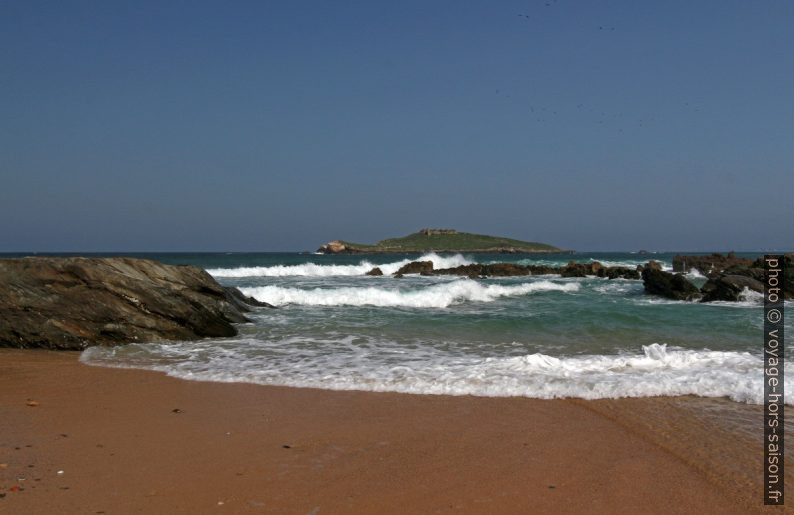 Les vagues et l'Ilha do Pessegueiro. Photo © André M. Winter