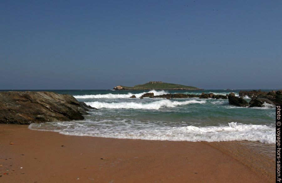 Les vagues et l'Ilha do Pessegueiro. Photo © André M. Winter