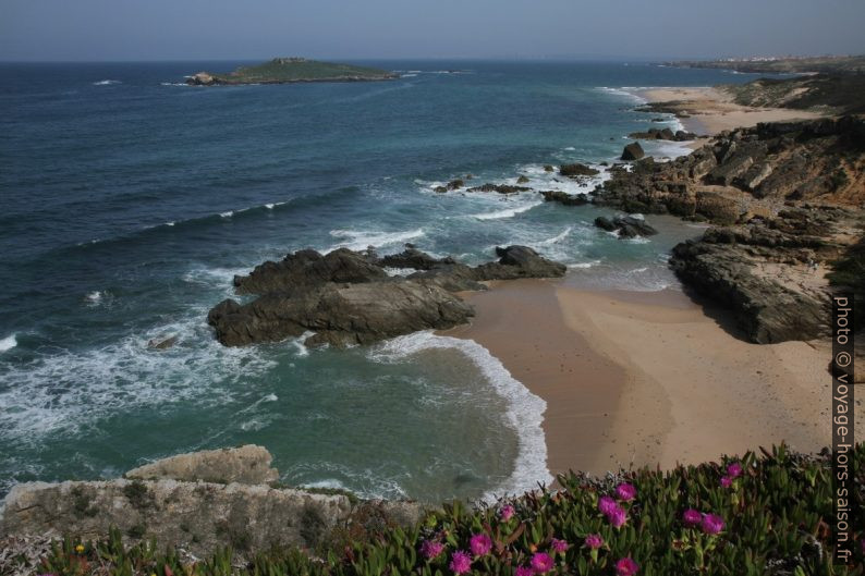 Praia da Ilha do Pessegueiro au soleil. Photo © Alex Medwedeff