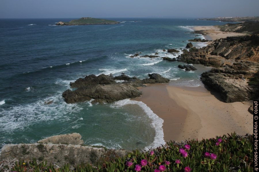 Praia da Ilha do Pessegueiro au soleil. Photo © Alex Medwedeff