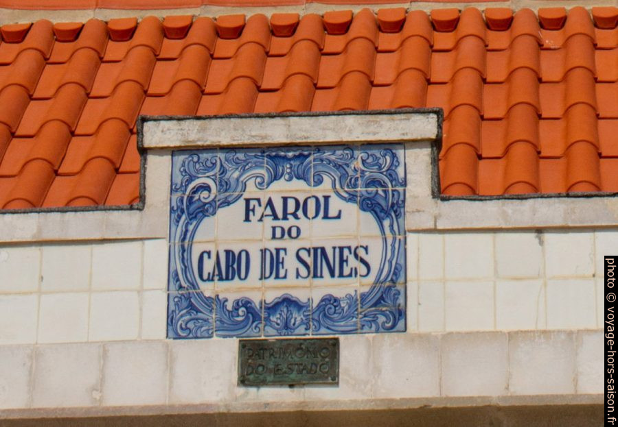 Azulejo portant le nom du Phare de Sines. Photo © Alex Medwedeff