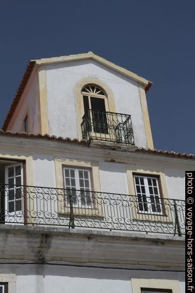 Grande lucarne sur une maison du centre de Santiago do Cacém. Photo © Alex Medwedeff