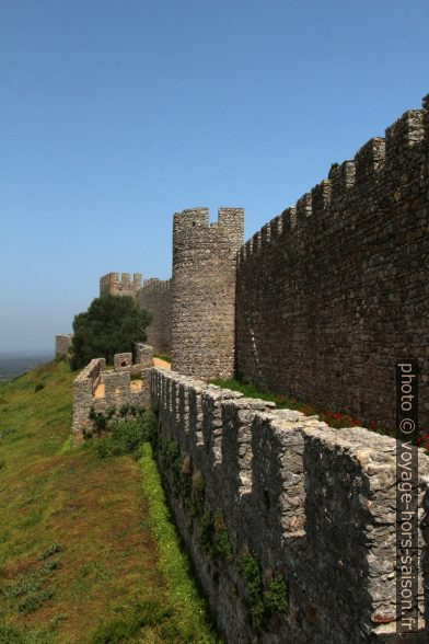 Créneaux des murs du château de Santiago do Cacém. Photo © André M. Winter