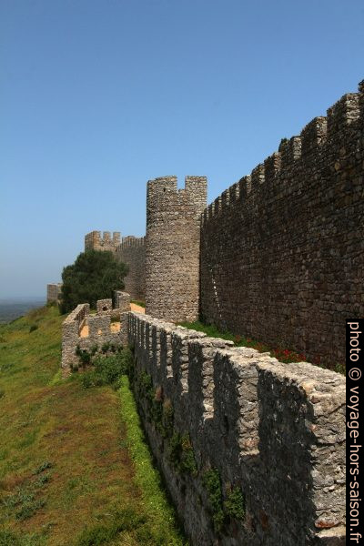 Créneaux des murs du château de Santiago do Cacém. Photo © André M. Winter