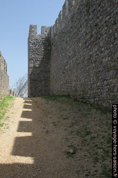 Ombre des créneaux des murs du château de Santiago do Cacém. Photo © André M. Winter