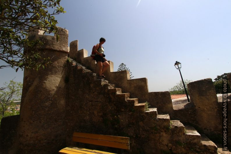 Alex descend de la tourelle de guet. Photo © André M. Winter