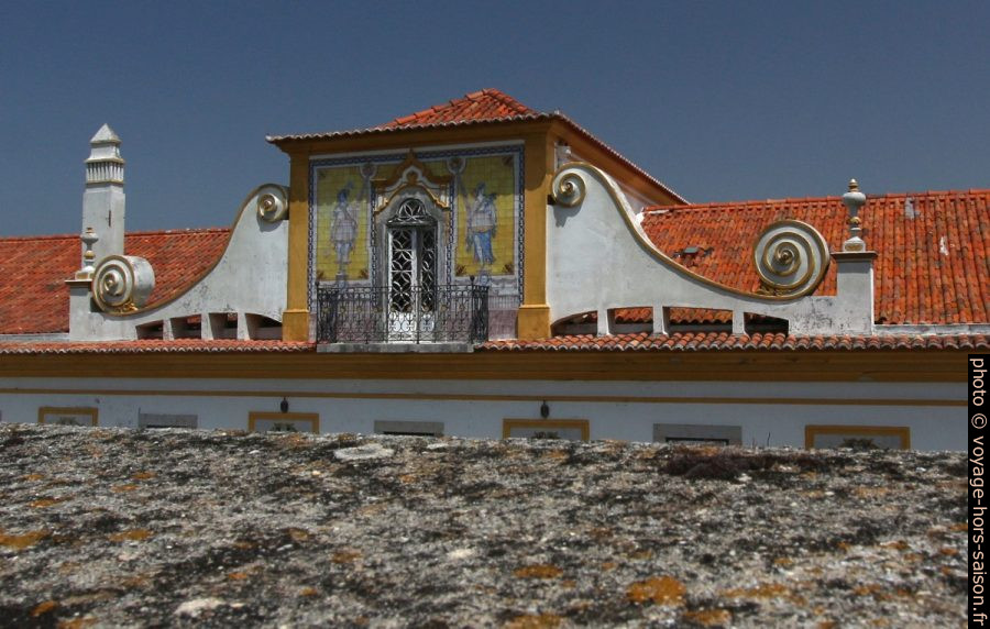 Fronton d'une grande lucarne baroque d'une maison de maître. Photo © André M. Winter
