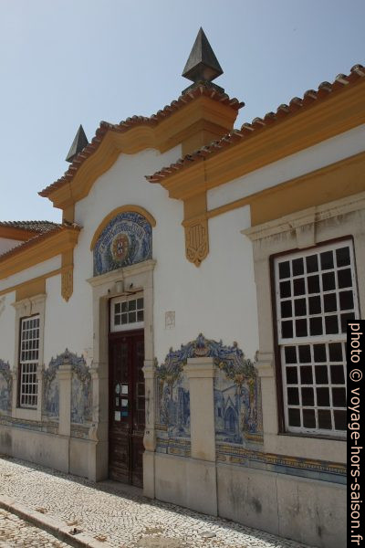 Porte principale de la Estação de Santiago do Cacém. Photo © Alex Medwedeff