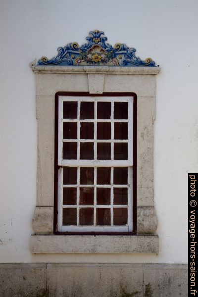 Fenêtre de la gare de Santiago do Cacém avec azulejo en bordure haute. Photo © Alex Medwedeff