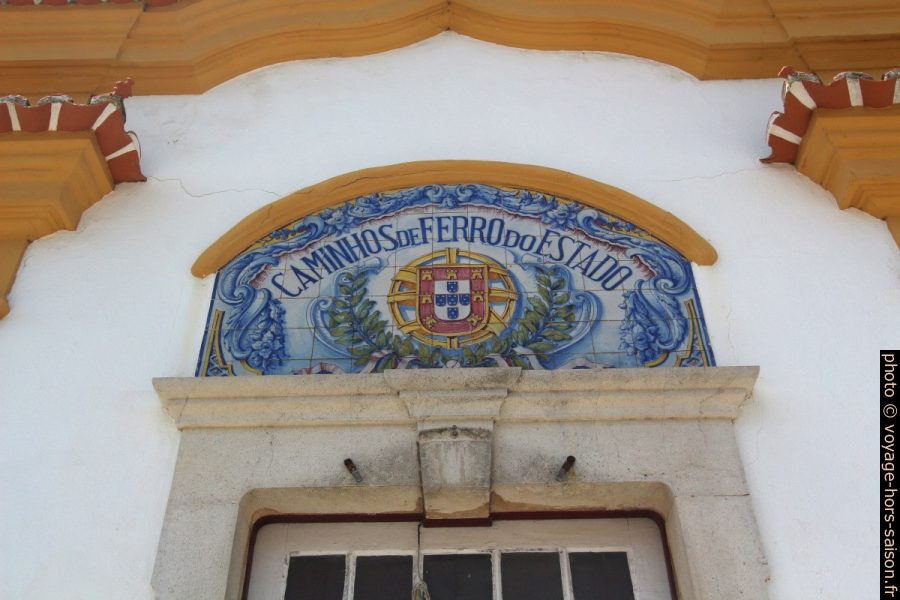 Azulejo multicolore Caminhos de Ferro do Estado au-dessus de la porte. Photo © André M. Winter