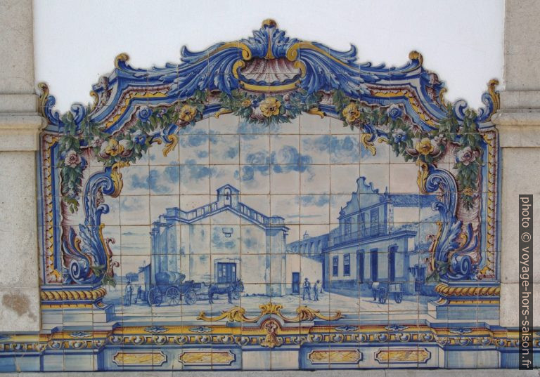 Azulejo multicolore montant une place de Santiago. Photo © André M. Winter